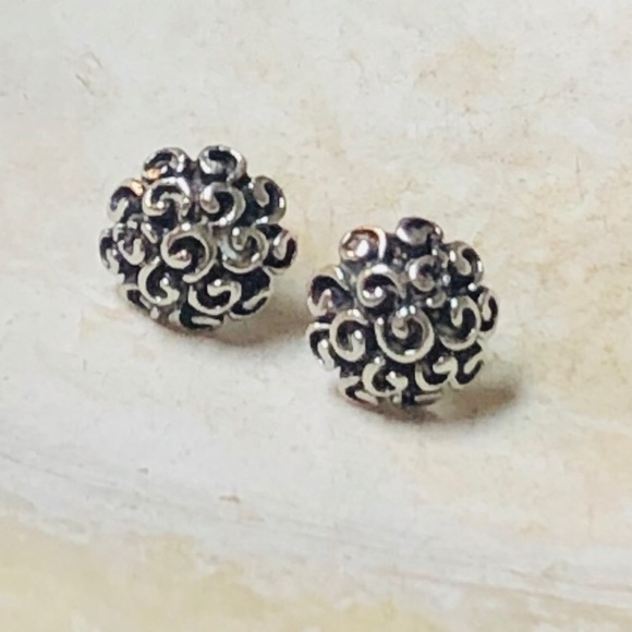 925 Sterling Silver stud - Picture 1 of 4